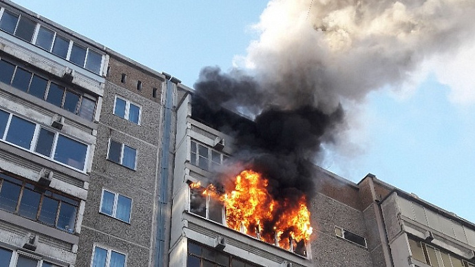 На Уралмаше пожар в жилом доме: эвакуировано 20 человек