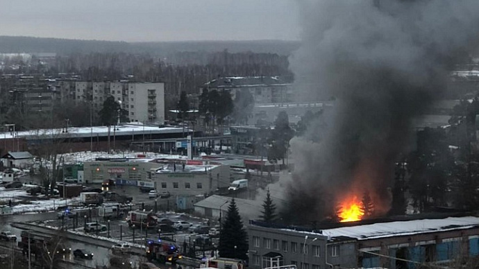 В Екатеринбурге на Сортировке крупный пожар площадью 400 квадратных метров