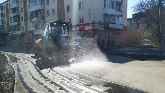 Коммунальщики Екатеринбурга начали мыть дороги с шампунем