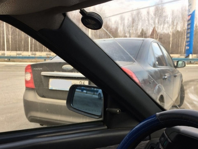 Свердловские приставы арестовали «Форд» у должника на заправке