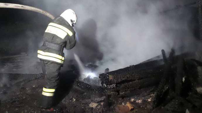На Эльмаше ночью сгорели два соседних частных дома