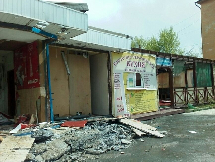 В Екатеринбурге приставы снесли два нелегальных кафе и магазин