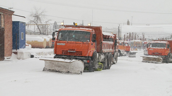 На борьбу со снегом в Свердловской области вышли 457 машин
