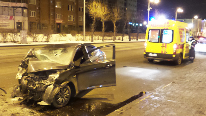 Машина всмятку: в Екатеринбурге лихач на «Солярисе» врезался в столб