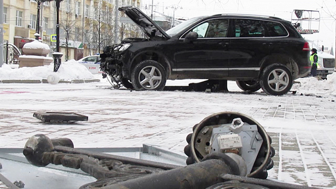 В центре Екатеринбурга неуправляемый «Туарег» врезался в светофор