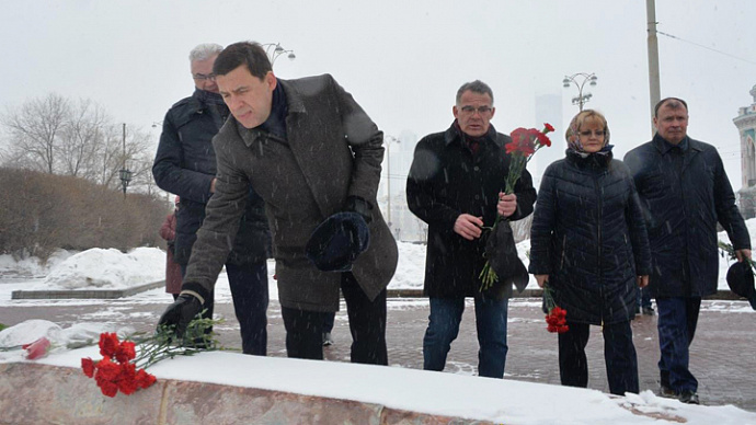 Евгений Куйвашев возложил цветы в память о погибших в Кемерове