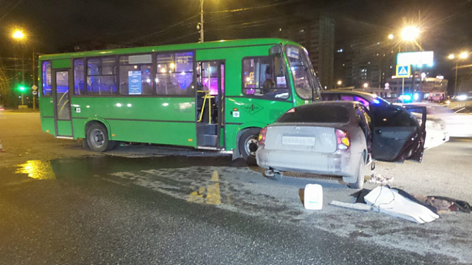 В Екатеринбурге пять человек пострадали в ДТП с маршруткой