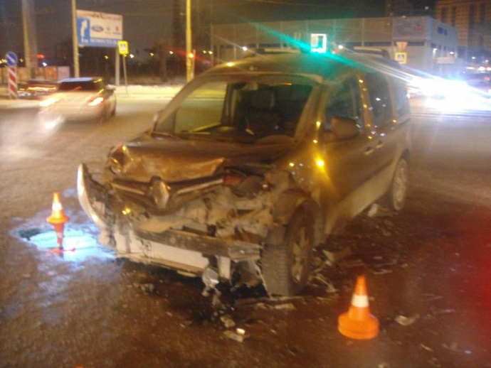 В Екатеринбурге «Ленд Крузер» сбил пешехода после столкновения с «Рено»
