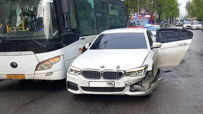 В центре Екатеринбурга пьяный водитель «БМВ» протаранил автобус и «Ладу Весту»