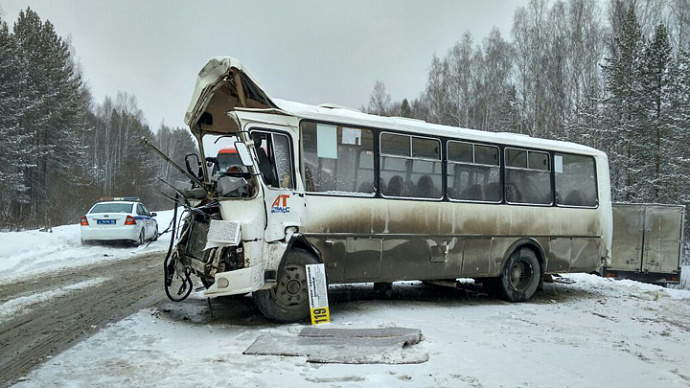 На трассе под Екатеринбургом водитель автобуса погиб в ДТП с грузовиком