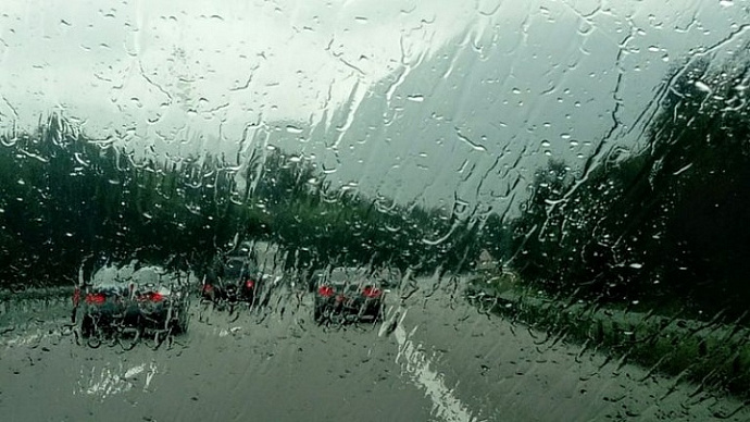 ГИБДД Екатеринбурга напомнила автомобилистам, как вести себя на дороге во время дождя