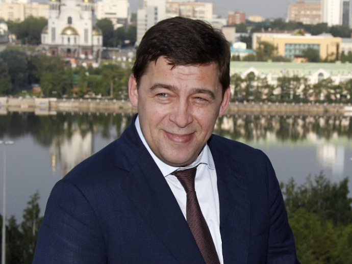 Евгений Куйвашев поздравил свердловчан с Днем российского флага