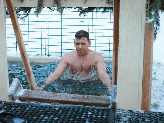 Евгений Куйвашев принял участие в крещенских купаниях