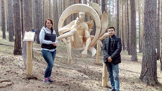 Уральцы создали деревянный шедевр «Кицунэ» в парке на Байкале