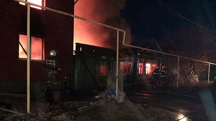 В Кадниково крупный пожар охватил два жилых дома