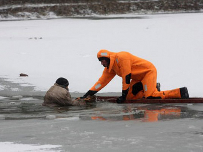 В Екатеринбурге рыбак провалился под лёд Исети