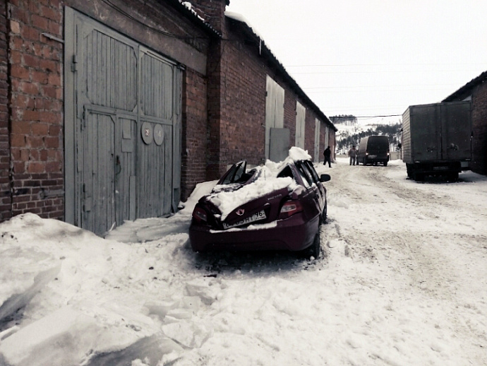 В Екатеринбурге на Елизавете глыбы льда смяли «Нексию»