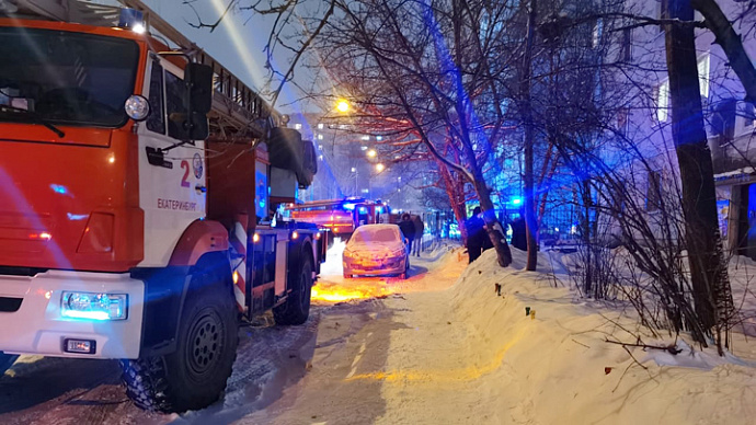 В Екатеринбурге из-за пожара эвакуировали жильцов пятиэтажки