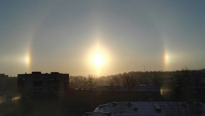 Морозным утром 19 ноября в Екатеринбурге было 3 солнца