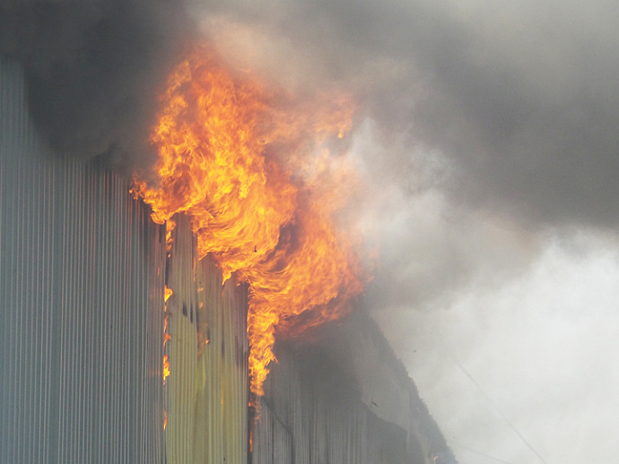 Крупный пожар на Селькоровской в Екатеринбурге потушен