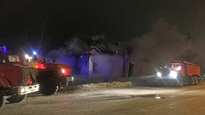 В Первоуральске пожарные спасли пять человек из горящего дома
