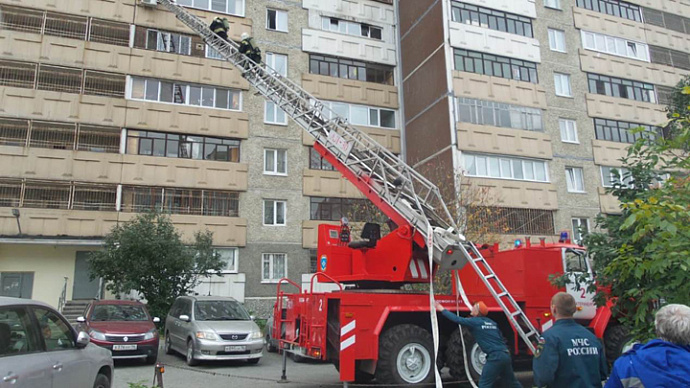 В Екатеринбурге эвакуировали 65 человек из горящей 12-этажки
