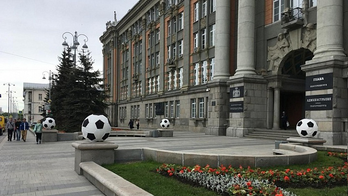 Гранитные шары у мэрии Екатеринбурга превратились в футбольные мячи