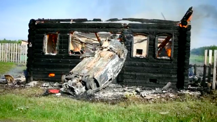 В Свердловской области в результате ДТП сгорели машина и дом
