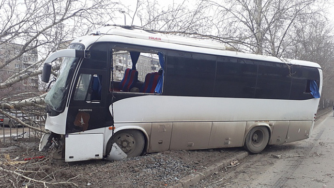 В Екатеринбурге водитель автобуса погиб, врезавшись в дерево
