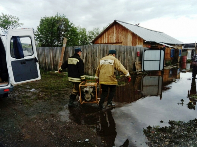 Большая вода отступает: на Среднем Урале устраняют последствия паводка