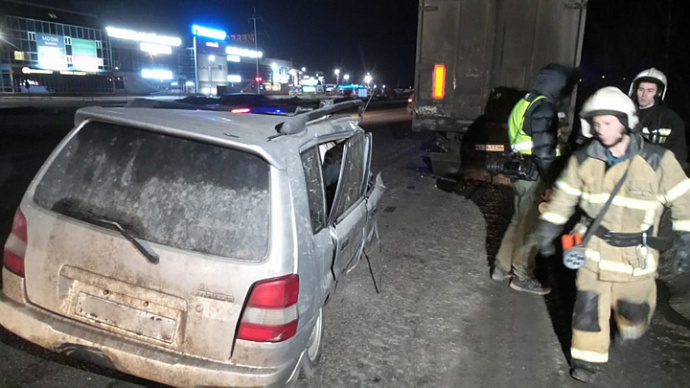 В Екатеринбурге водитель «Мазды» погиб, врезавшись в припаркованную фуру