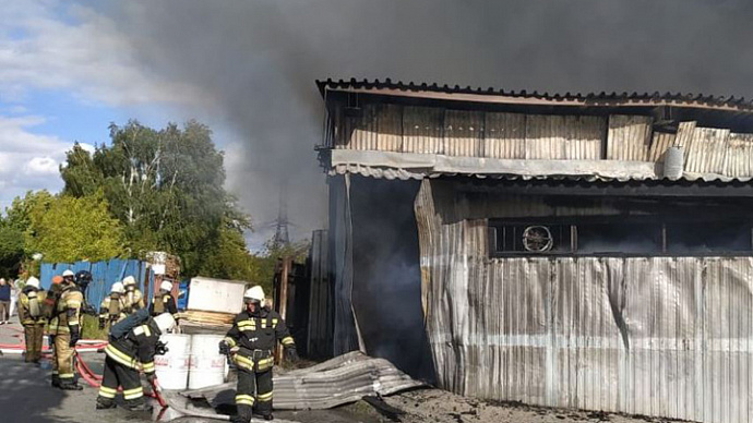 В Екатеринбурге тушат крупный пожар в цехе лакокрасочных материалов