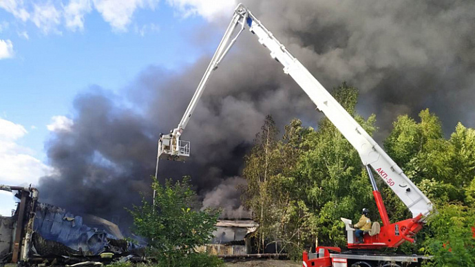 В Екатеринбурге локализован крупный пожар в цехе лакокрасочных материалов