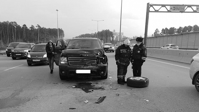 На Кольцовском тракте пострадал водитель, менявший колесо у «Мерседеса»