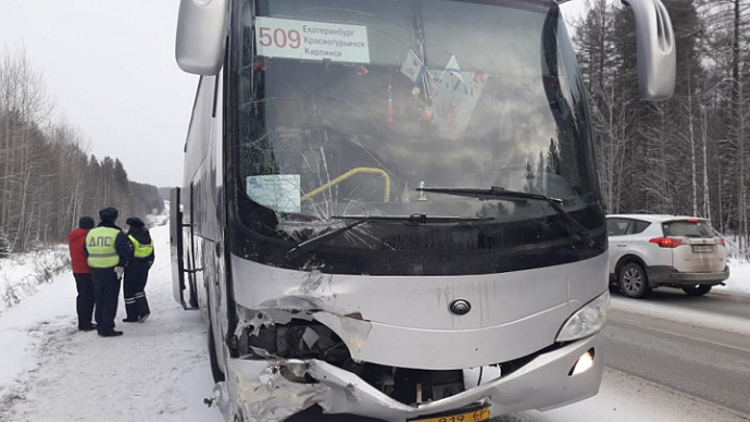 На Серовском тракте пассажирский автобус столкнулся с двумя легковушками