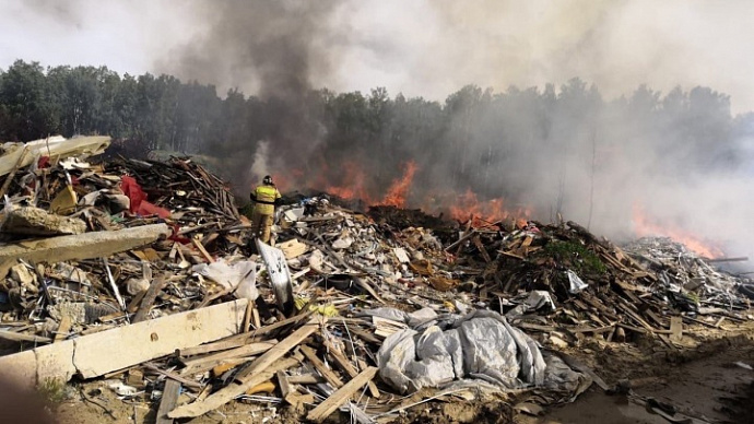 В районе Кольцово произошёл крупный пожар на свалке бытовых отходов