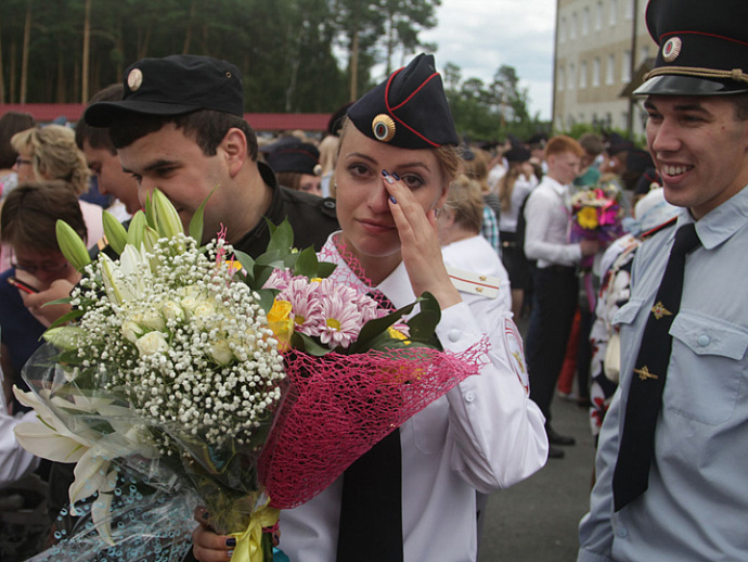 Слёзы радости: 314 выпускников УрЮИ получили дипломы