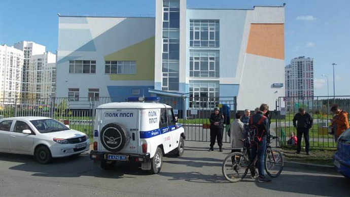 В Екатеринбурге из-за звонка эвакуировали школу на улице Павла Шаманова