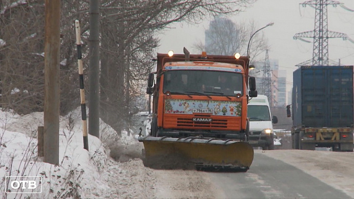 Для борьбы с гололедицей на улицы Екатеринбурга высыпали 50 тонн песка