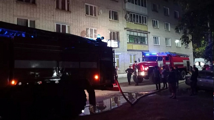 Пожар в Богдановиче: из жилой пятиэтажки эвакуировали 70 человек