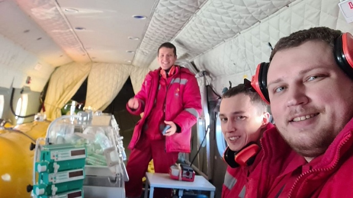 Свердловские неонатологи на вертолете спасли двух малюток-близнецов