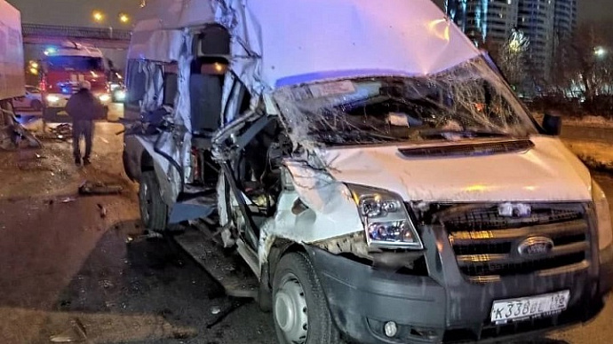 Водитель маршрутки с 11 пассажирами при обгоне врезался в грузовик
