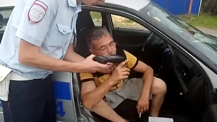 В Талице пьяный водитель без прав попался на перевозке внуков