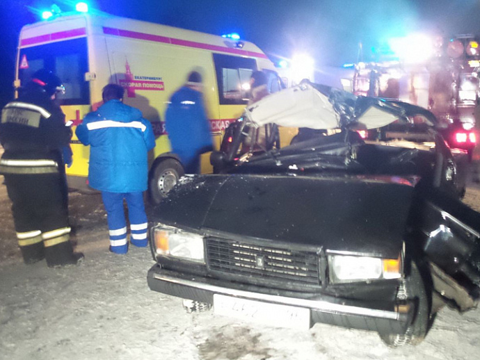 При въезде в Екатеринбург разбился ВАЗ-2107: пострадали три человека