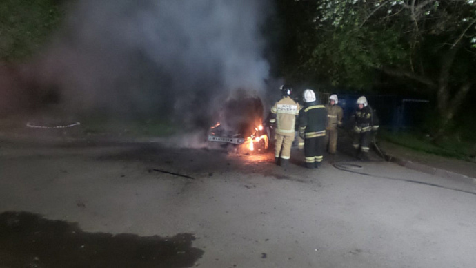 В Екатеринбурге ночью сгорел «Форд», очевидцы говорят о поджоге