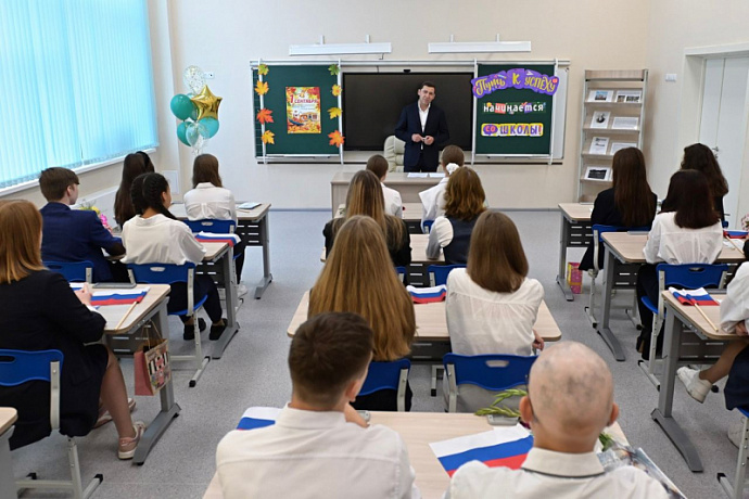 Евгений Куйвашев провёл урок для старшеклассников в новой школе Берёзовского 