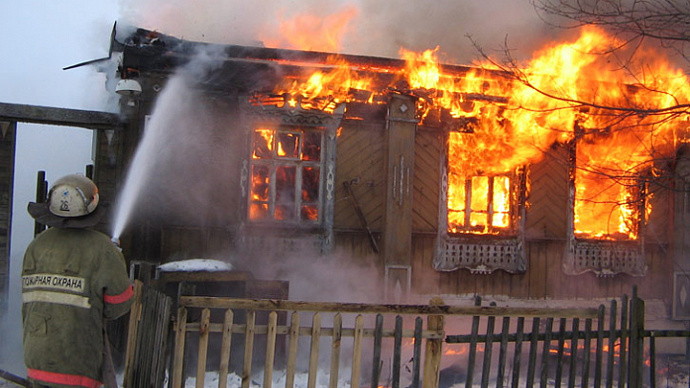 Подвела проводка: на юге Екатеринбурга сгорел жилой дом