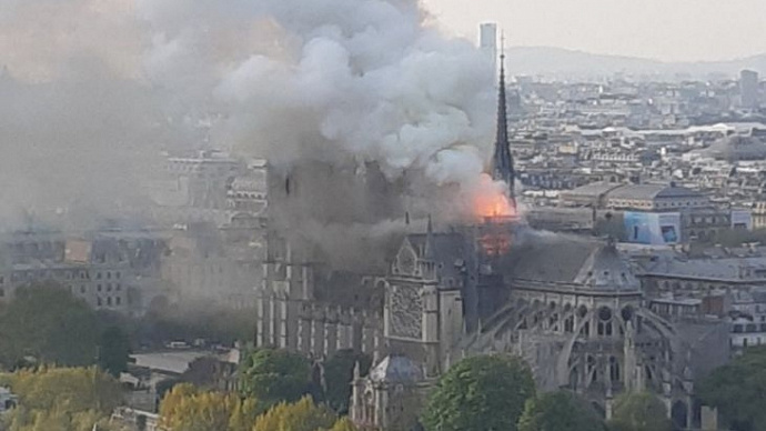 Ужас: горит знаменитый собор Парижской Богоматери