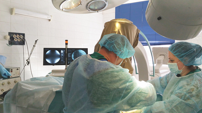 Свердловские хирурги провели уникальную операцию по устранению сужения артерии