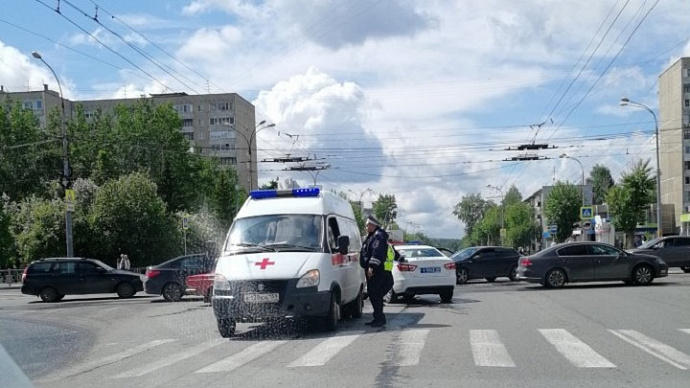 В Екатеринбурге на ВИЗе произошло ДТП с участием скорой помощи: двое человек в больнице